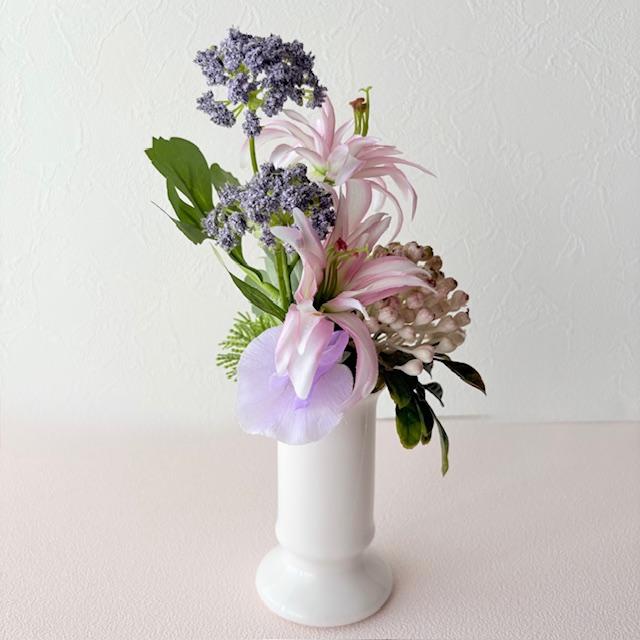 【新作】和モダン仏花|ツインスターリリーと紫グラデーションのアレンジメント|白花器・供花・和室インテリアにも | 6枚目